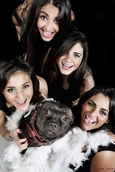 Photographie prise de haut avec 4 femmes et un chien