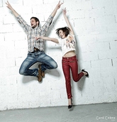 Photo de couple en plein saut