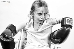 Jeune fille assise sur une chaise avec des gants de boxe
