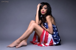 Portrait shooting femme assise avec un drapeau americain