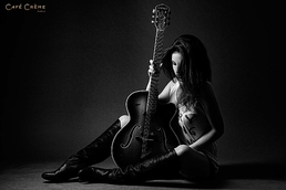 shooting photo Paris femme avec une guitare