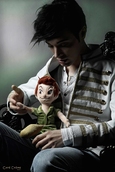 portrait photo homme assis avec une peluche de Peter Pan