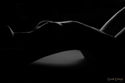 Photographie noir et blanc femme buste courbé nu