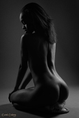 portrait femme noire nue assise sur les genoux
