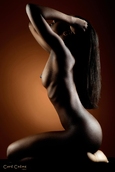 Photo femme noire nue assis sur les genoux
