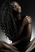 Photo femme noire assise en tailleur