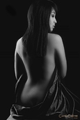 Shooting photo femme nue de dos enroulée d un drap