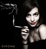 Portrait femme glamour avec porte cigarette
