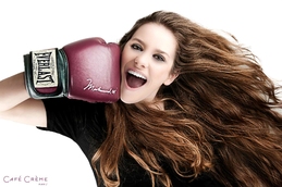 shooting photo fantaisie femme avec un gant de boxe