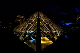 pyramide louvre night